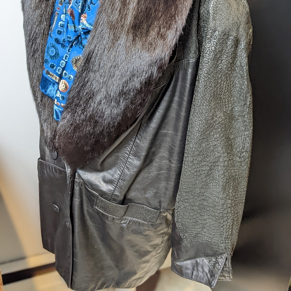 Vintage leather jacket with fur collar - Picture 6 of 16